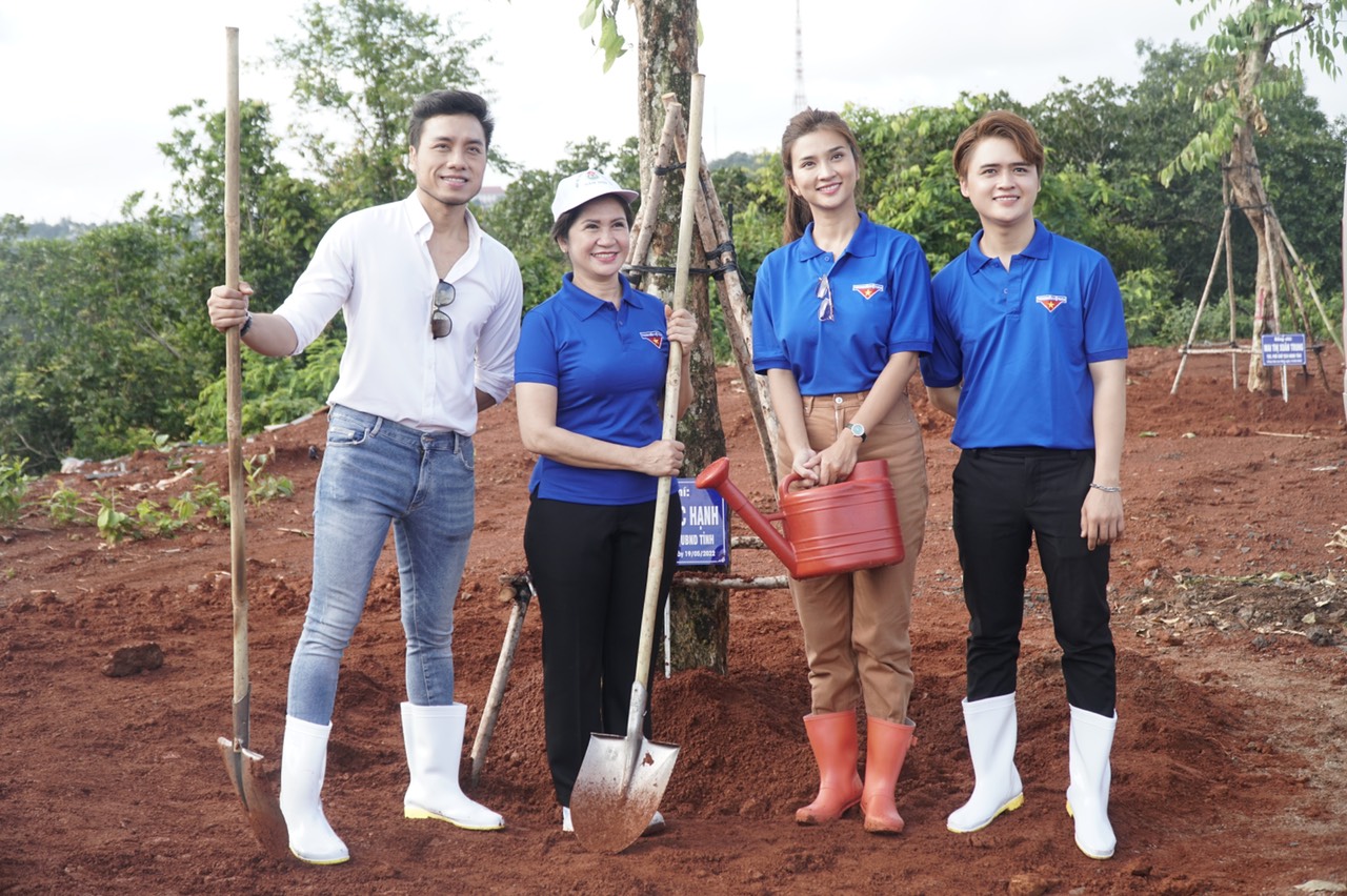 Phó chủ tịch UBND tỉnh Đắk Nông Tôn Thị Ngọc Hạnh (đứng thứ 2 từ trái sang) cùng các diễn viên, ca sỹ nổi tiếng hưởng ứng Tết trồng cây